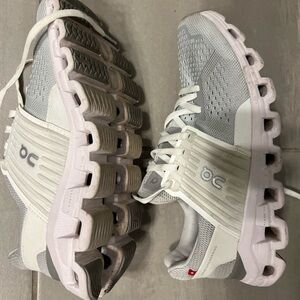 Women’s white/light grey On-Cloud; swift-cloud Running   shoes. Size 6